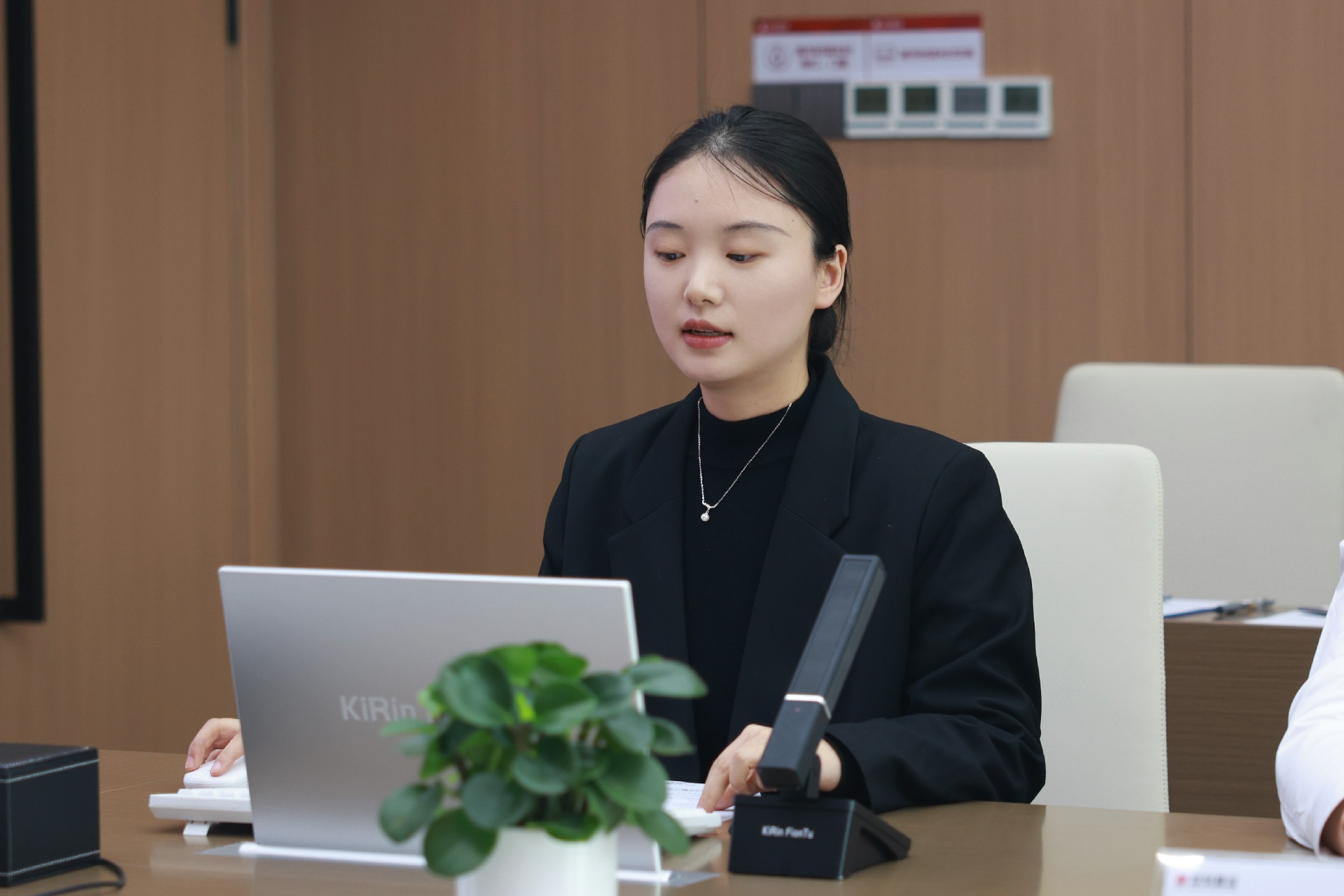綜合辦公室見習戰(zhàn)略管理崗閻瓏媛.jpg